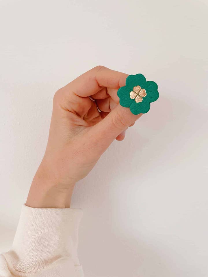Le trèfle – broche en cuir pour la vente par du vent dans mes valises