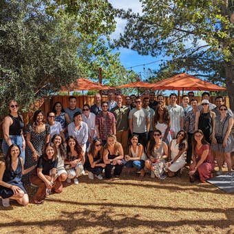 Foto del grupo de empleados de Faire al aire libre