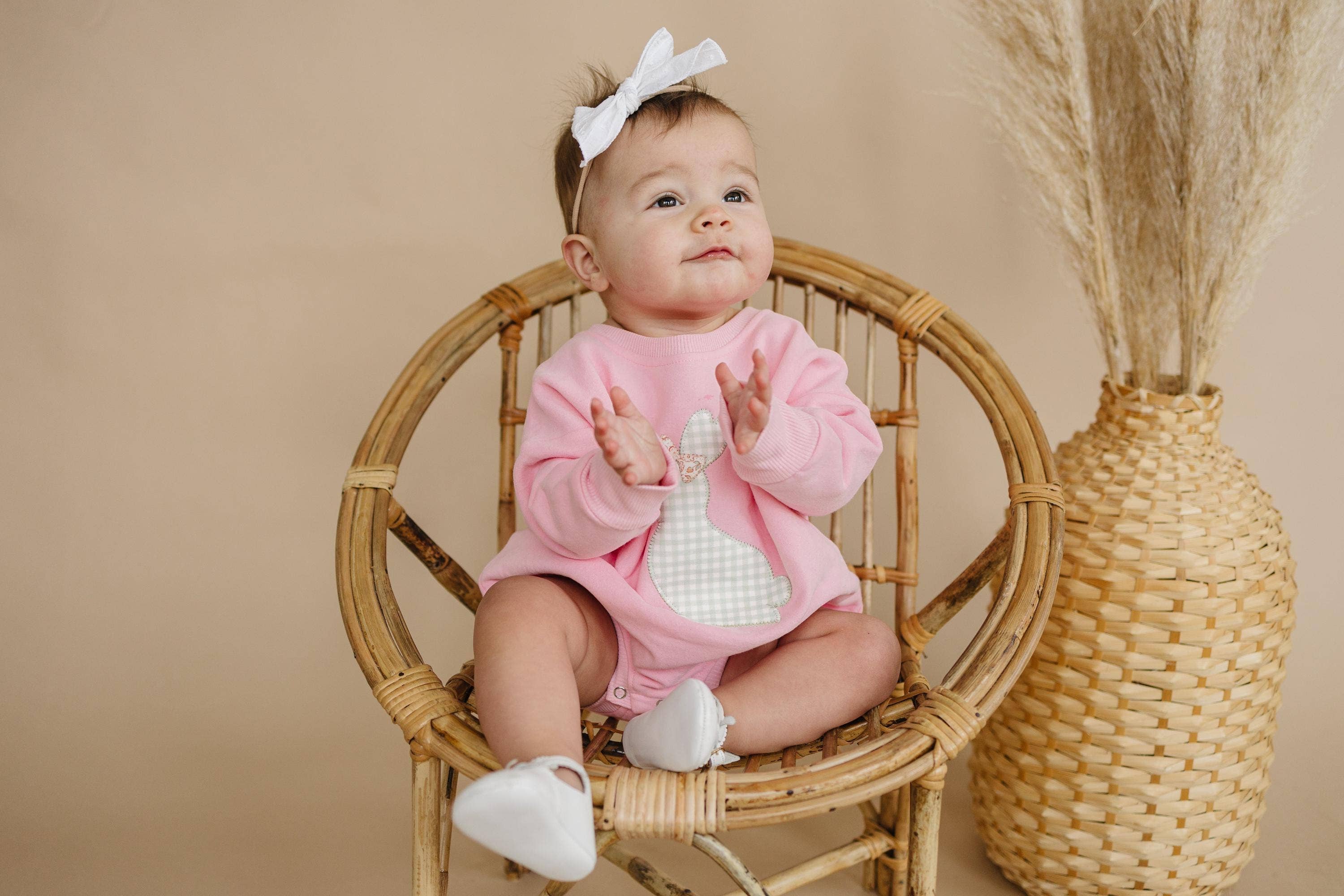 Little Joy Co. - Wholesale Rompertje - Baby - Applicatie Konijn Sweatshirt-Romper - Zuigeling/Baby/Peuter Meisje - Paasoutfit3