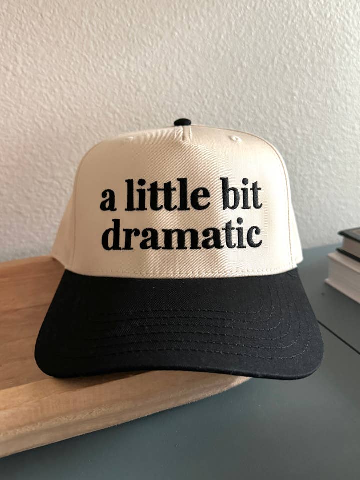 Boné de Caminhoneiro Um Pouco Dramático | Preto/Bege por atacado de The Day Away Collective