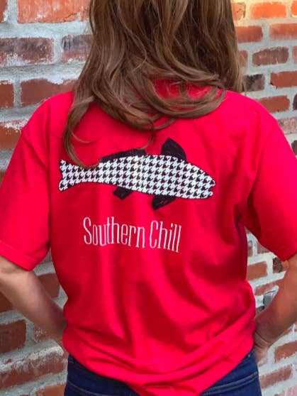 T-shirt rouge à poche motif pied-de-poule poisson pour la vente par Southern Chill