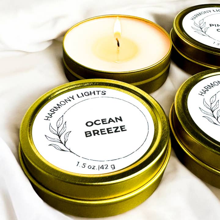 Ocean Breeze + Orchid - Mini boîte à bougie en forme de soja dorée de 1,5 oz pour la vente par Harmony Lights