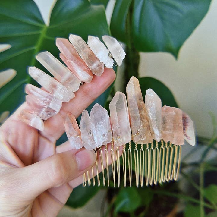 porta chignon in quarzo rosa e mini diadema per la vendita all'ingrosso da parte di Judy & Madeleine