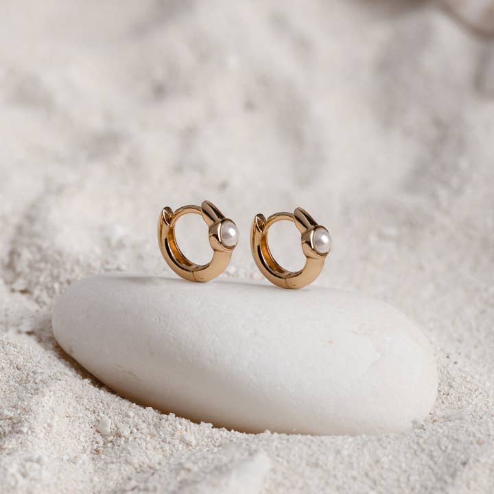 Boucles d'oreilles Sea of Light en or clair pour bébé Huggie de 7 mm pour la vente par Wanderlust + Co