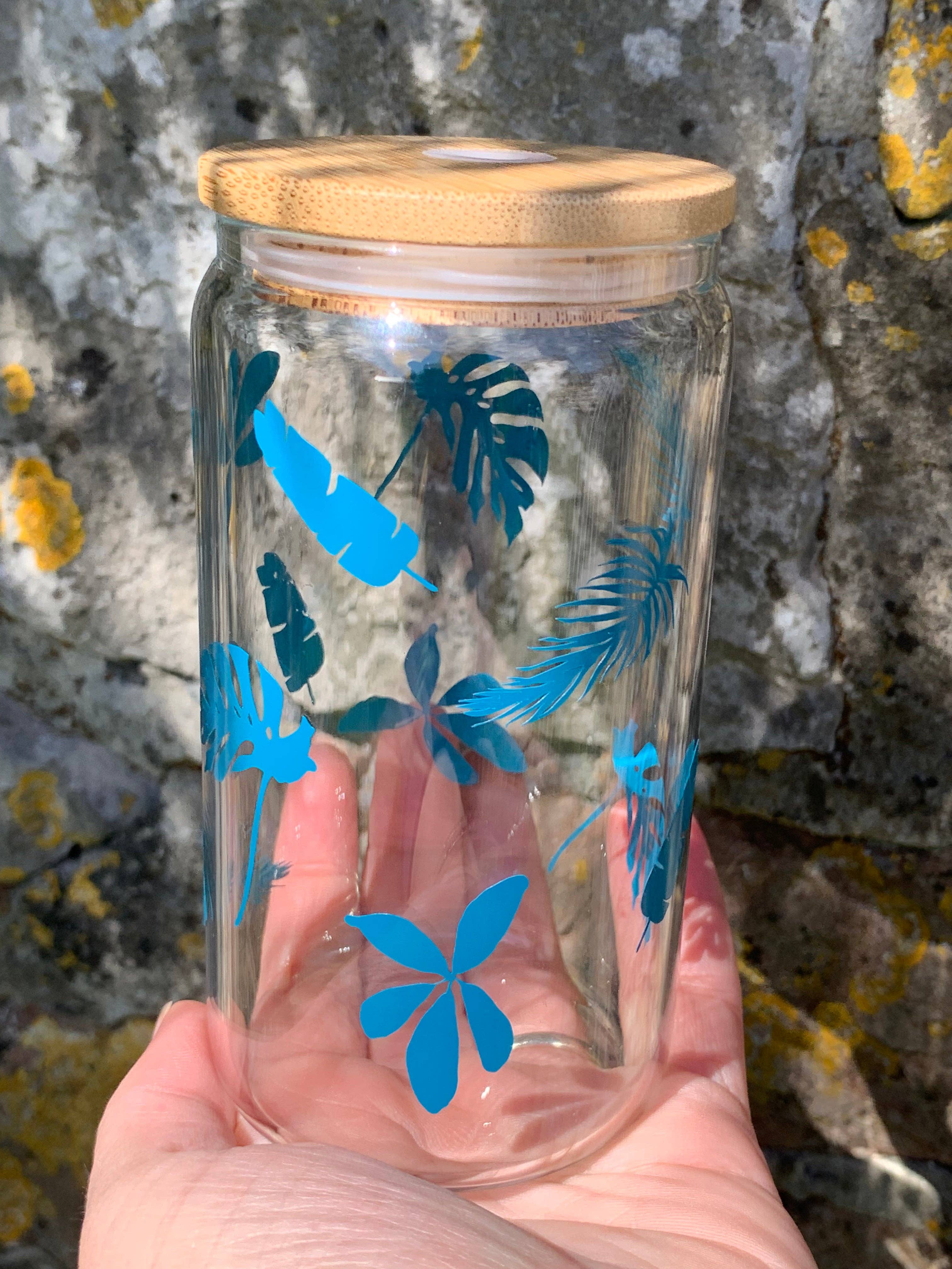 Dottie Wombat – wholesale Drinking glass/cup – Plant and leaves glass beer can glass with bamboo lid and straw1