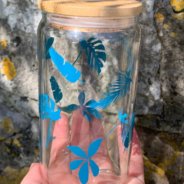 Dottie Wombat – wholesale Drinking glass/cup – Plant and leaves glass beer can glass with bamboo lid and straw1