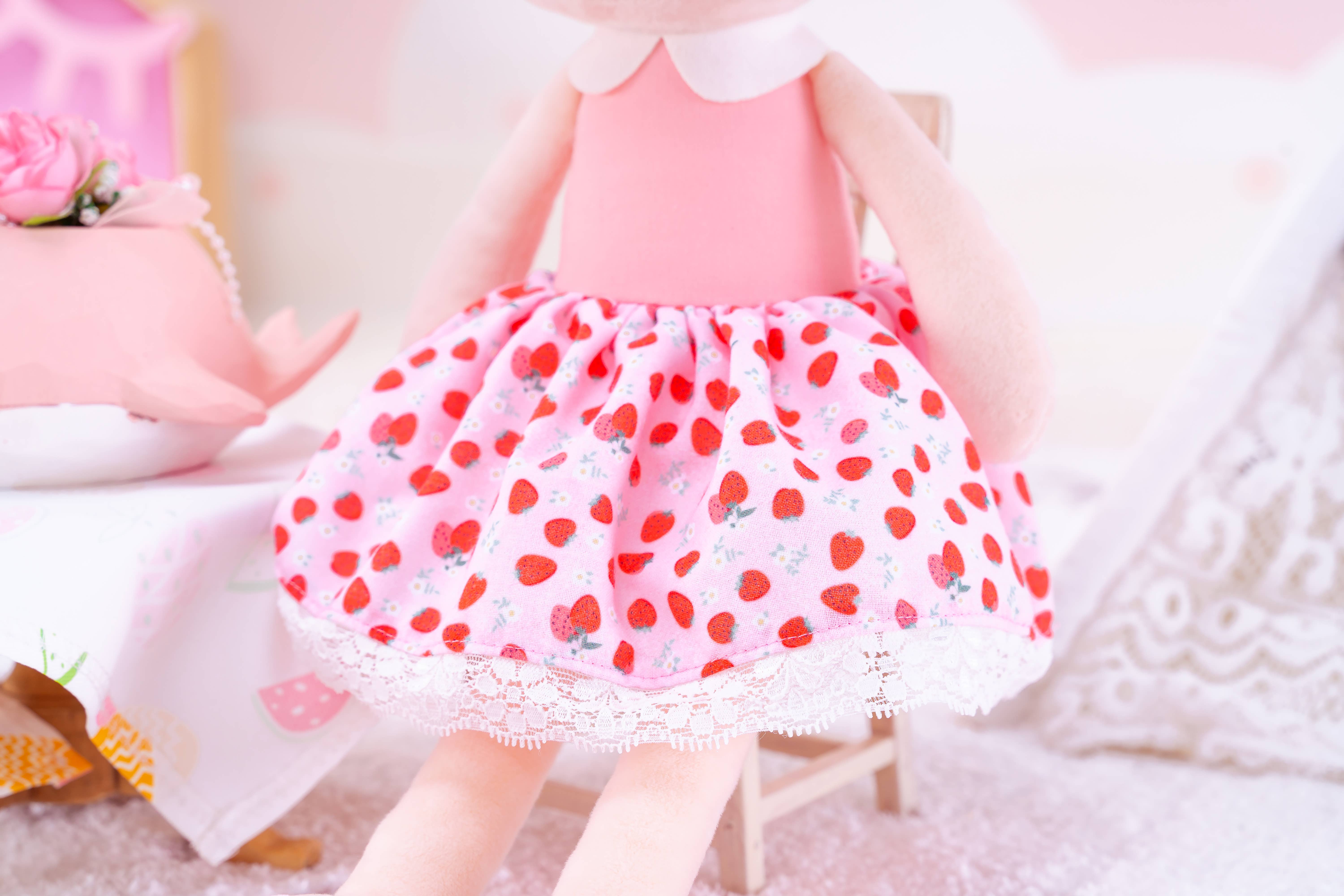 Tiny Tots Boutique - Vente Poupée – enfant - Poupée en peluche fraise avec deux nœuds dans les cheveux3