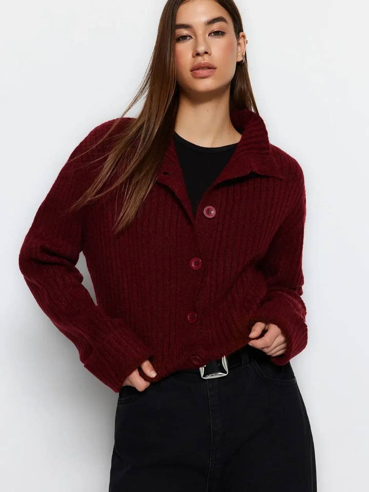 Cardigan a collo alto in maglia a trama morbida e taglio corto per la vendita all'ingrosso da parte di Hoxton Gal