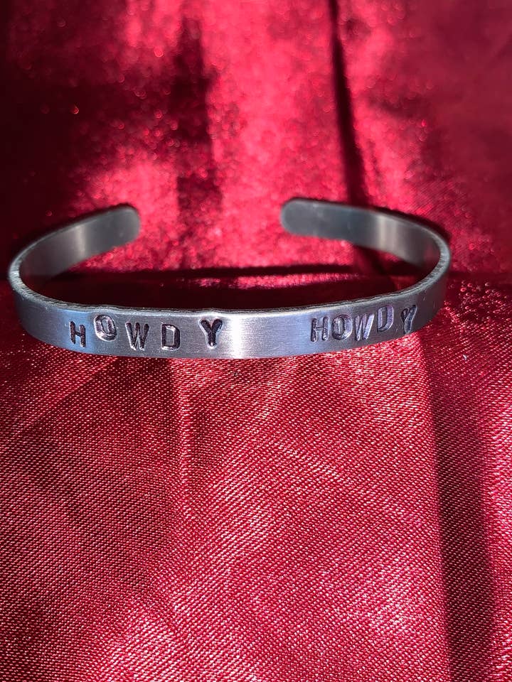 „Howdy Howdy“ gestempeltes Armband für den Großhandel von Punchy Pineapples