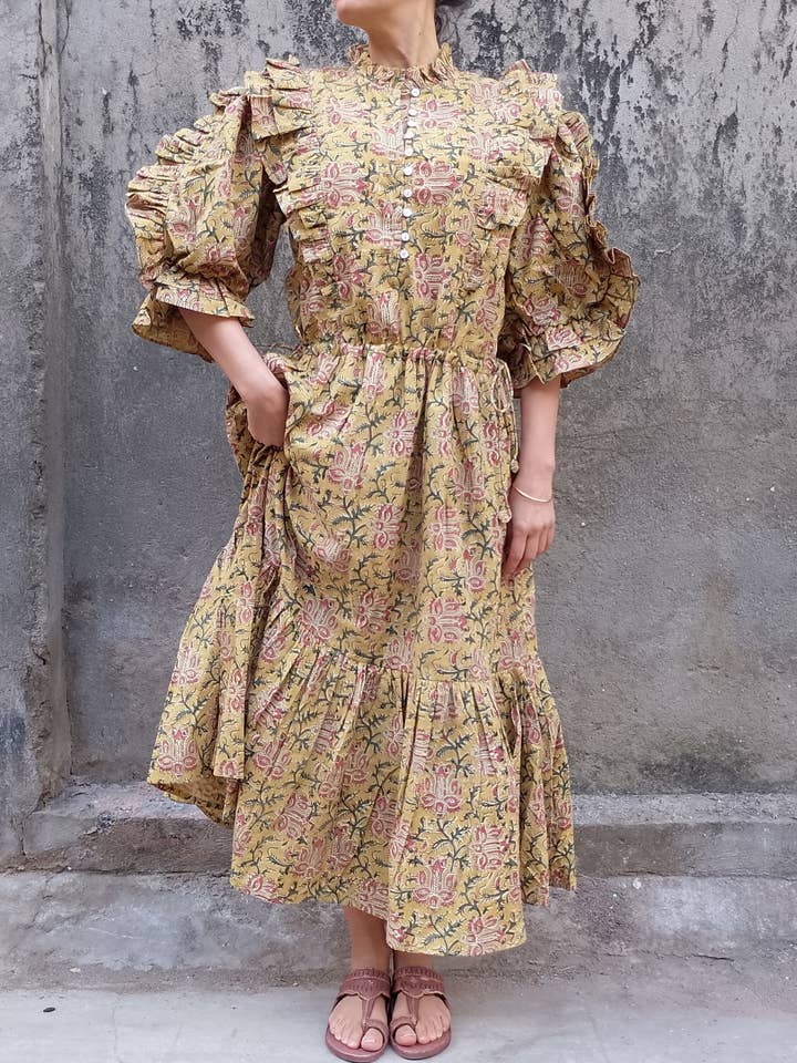 Ockra blommig blocktryckt bomullsmasklänning - Volangklänning för wholesale av Cotton Conscious