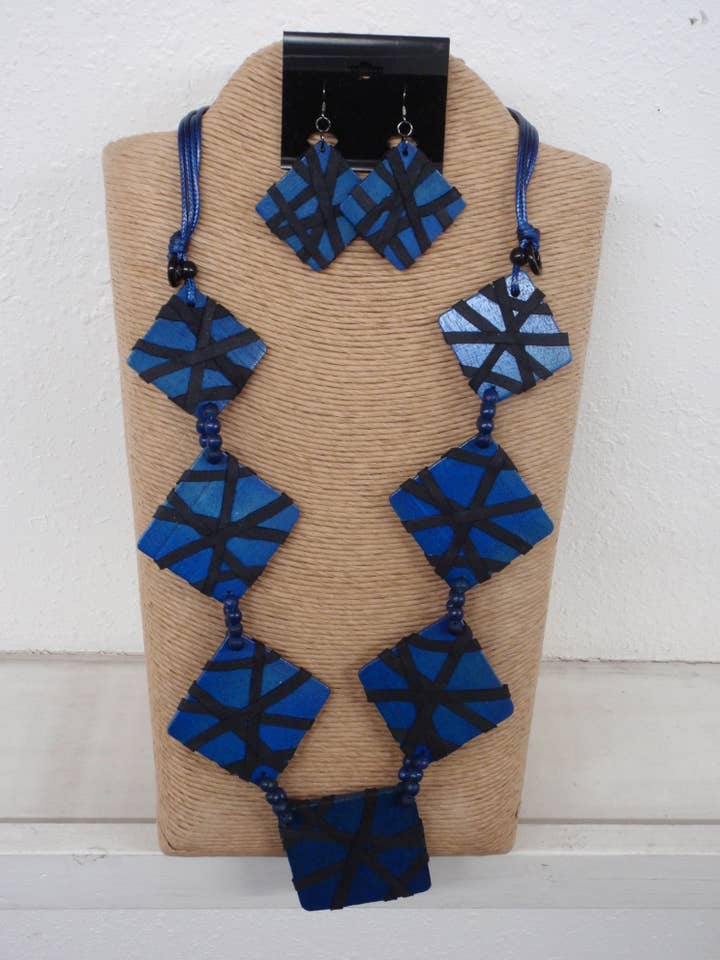 CORDÓN DE CERA AZUL AJUSTABLE CON OCHO RECTÁNGULOS AZULES, CUELLO DE MADERA para venta al por mayor de International Duru's