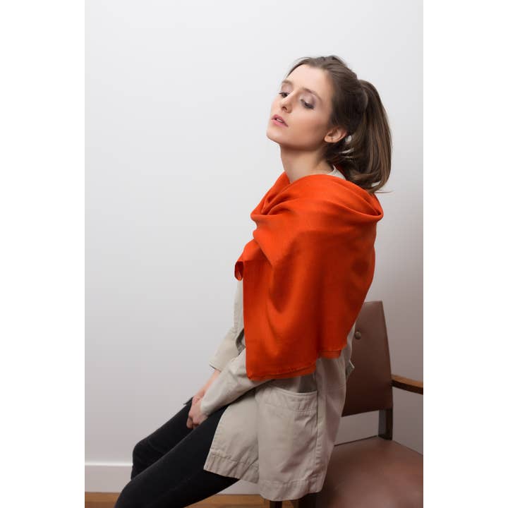 Stola Louise in cashmere arancione brillante per la vendita all'ingrosso da parte di Jos&fine