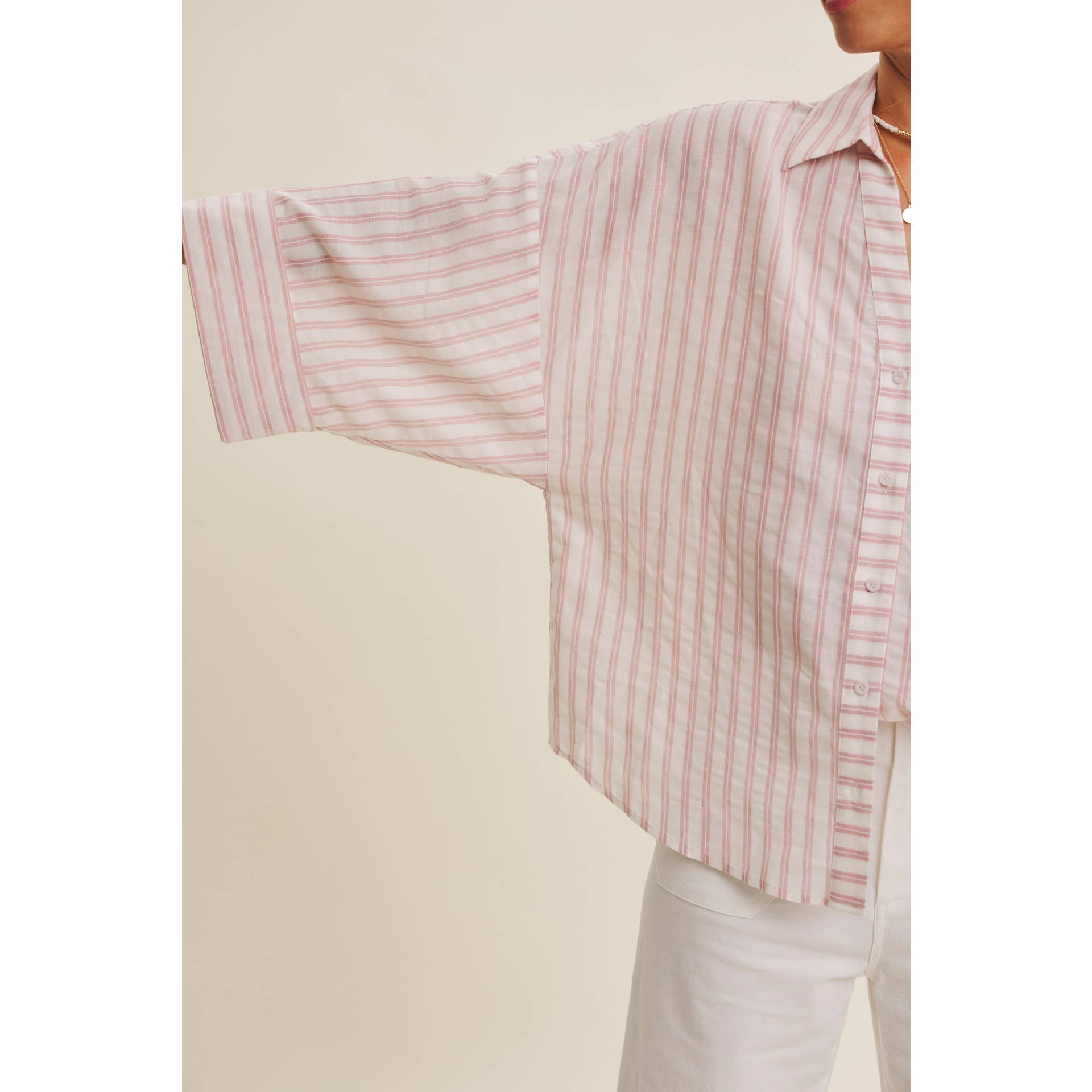 in february – Engroshandel Skjorte med buttondown – til kvinder – PERFEKT STRIBET SKJORTE MED KNAPPER OG BREDE ÆRMER TIL OVERGANGSPERIODEN4