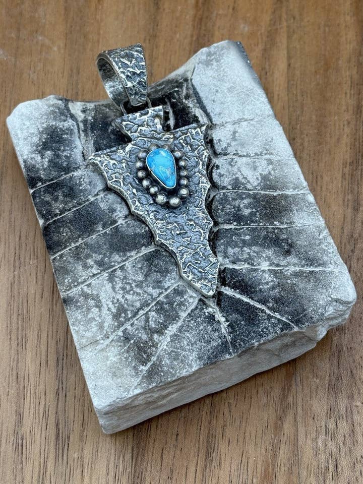Navajo Sølv Blå Ryg Turquoise Pilespids Vedhæng Tufa Støbt Af Merle House for engroshandel hos Native City Jewelry