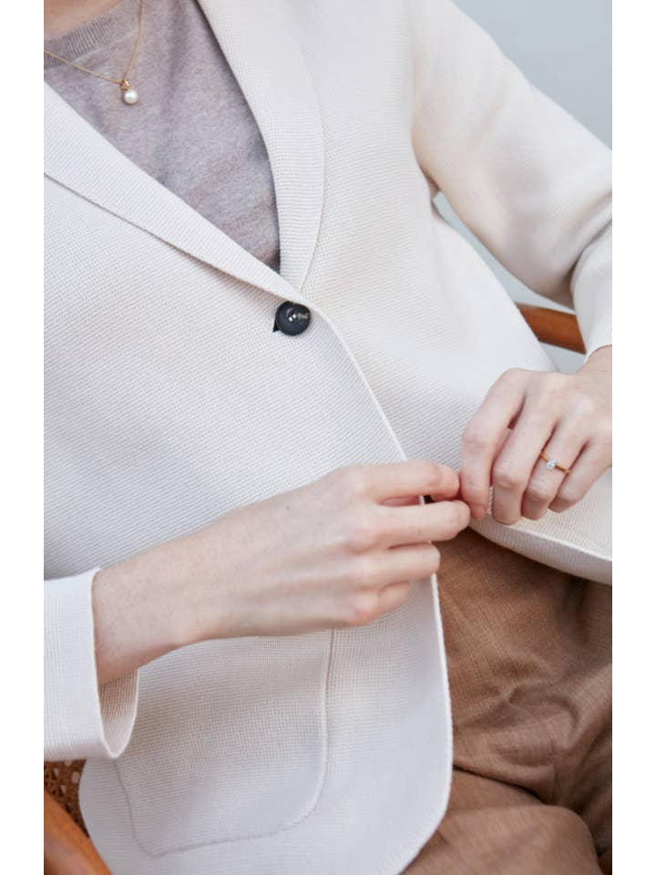 Paul James Knitwear – wholesale Blazer - Dam – Stickad kavaj i medelvikt bomull avslappnad passform för kvinnor4