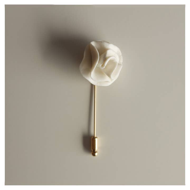 Gardenia pin for wholesale by Artesaco