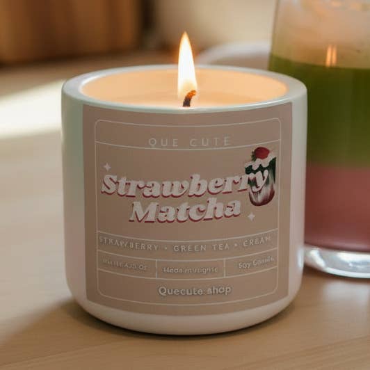 Vela de Soja de Morango e Matcha 5,50 Oz por atacado de Que Cute