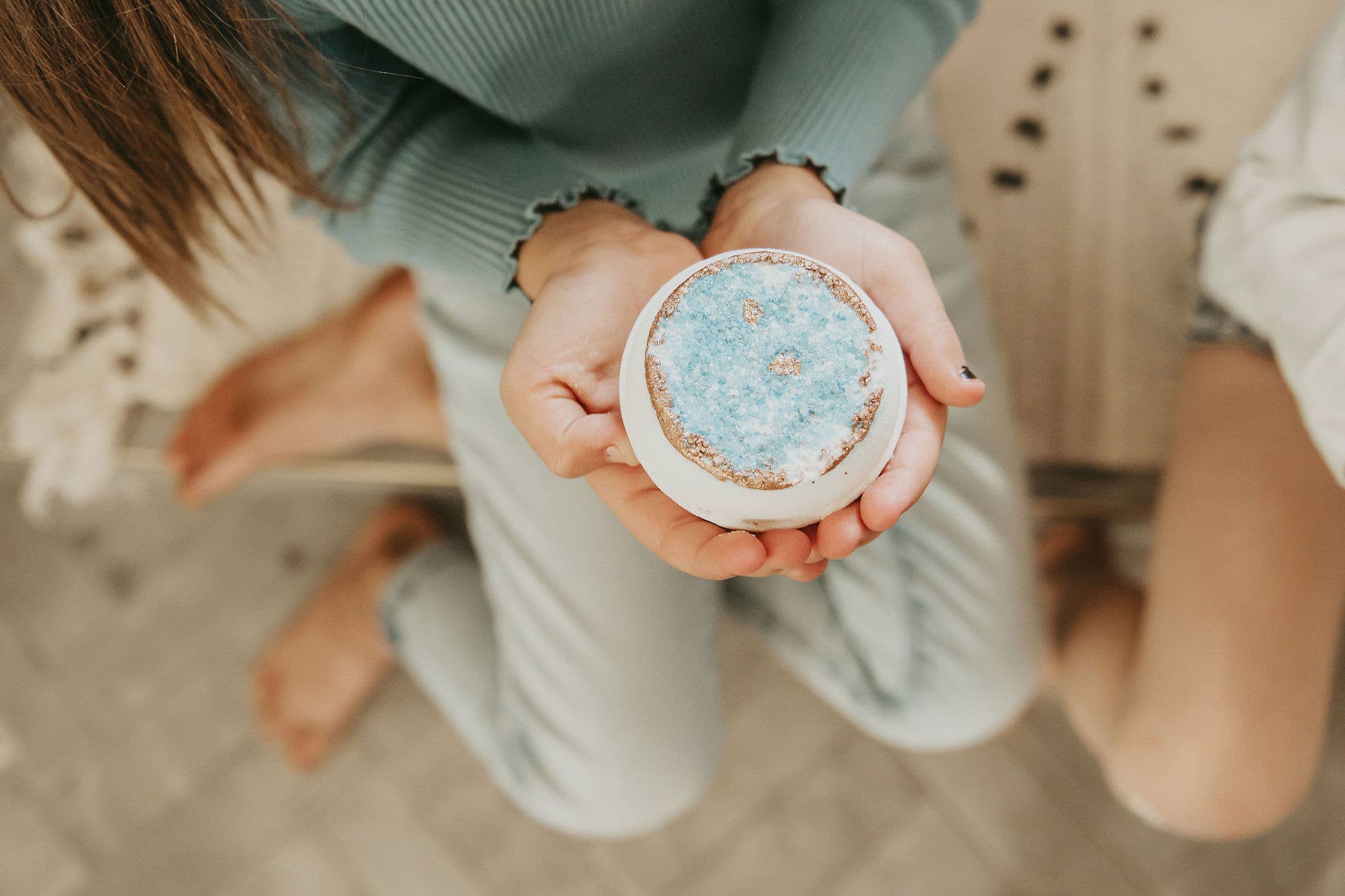 Latika Beauty - Wholesale Bath Bomb/Fizz - Turquoise Geode Crystal Bath Bomb – Blue + Gold7