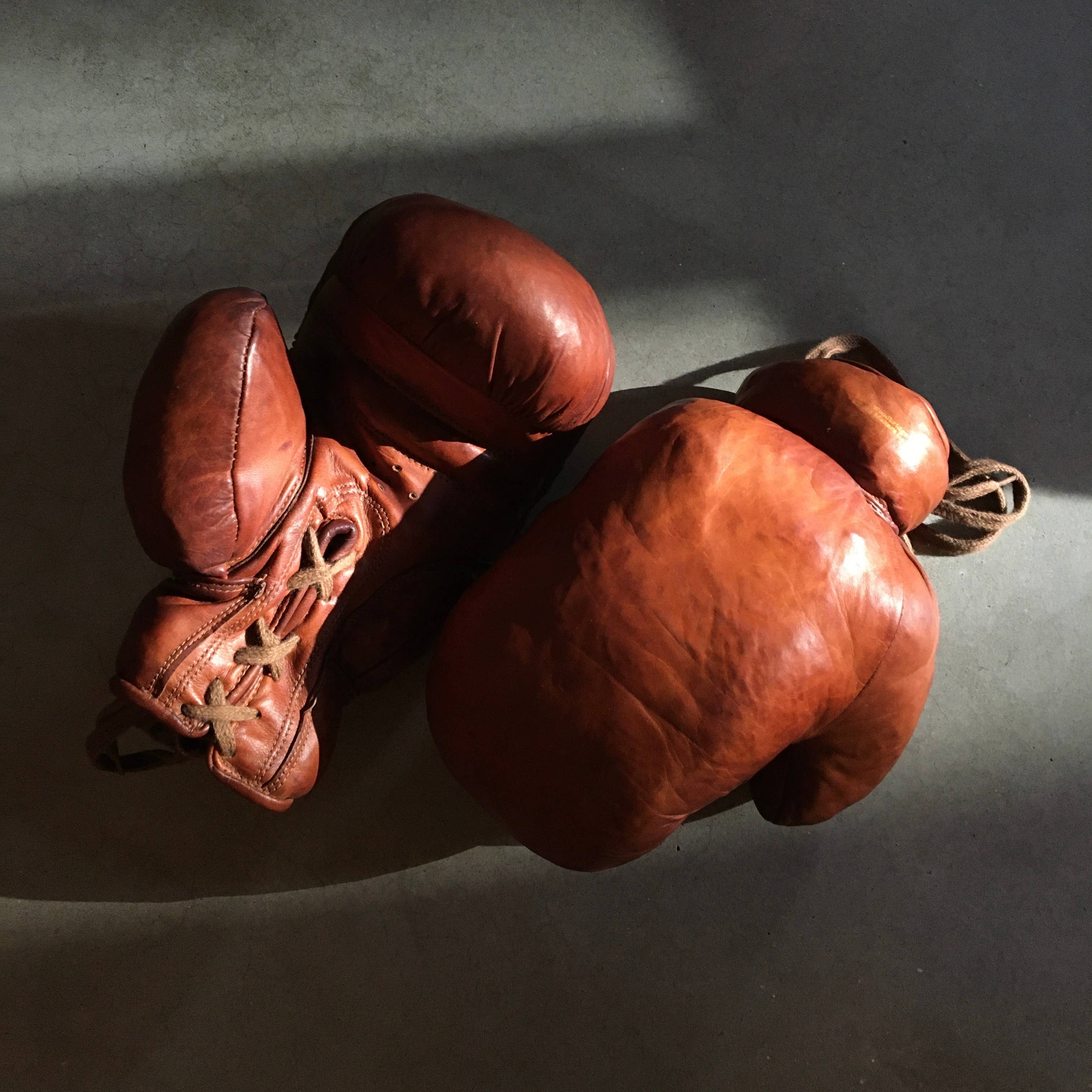 John Woodbridge Makers - Wholesale Decorative Tabletop Object - VINTAGE LEATHER BOXING GLOVES 19208