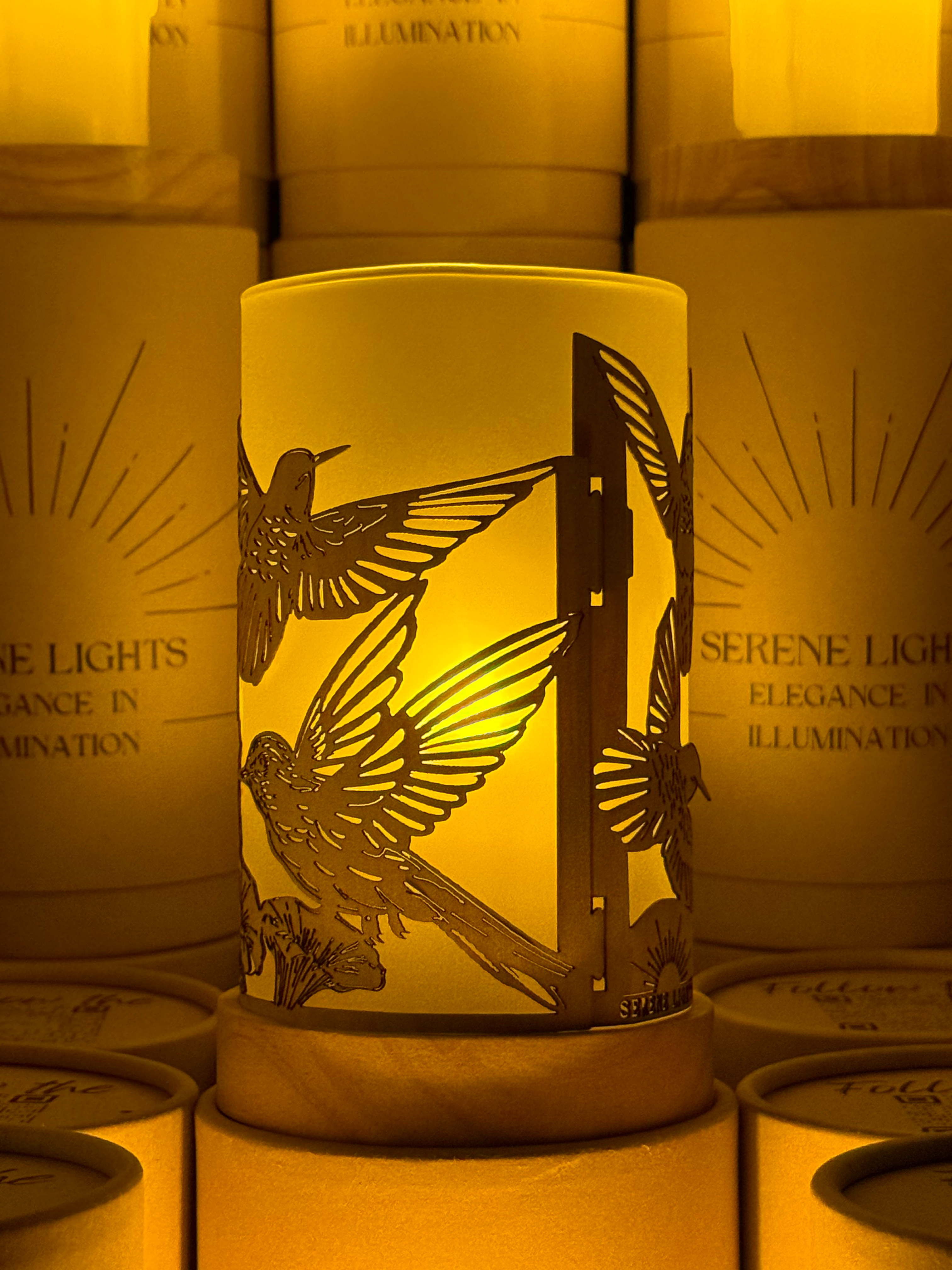 Serene Lights - Vente Décorations de table - Porte-bougie décoratif avec colibris en vol – Gravé au laser, placage de bois fait main, bougie LED rechargeable1