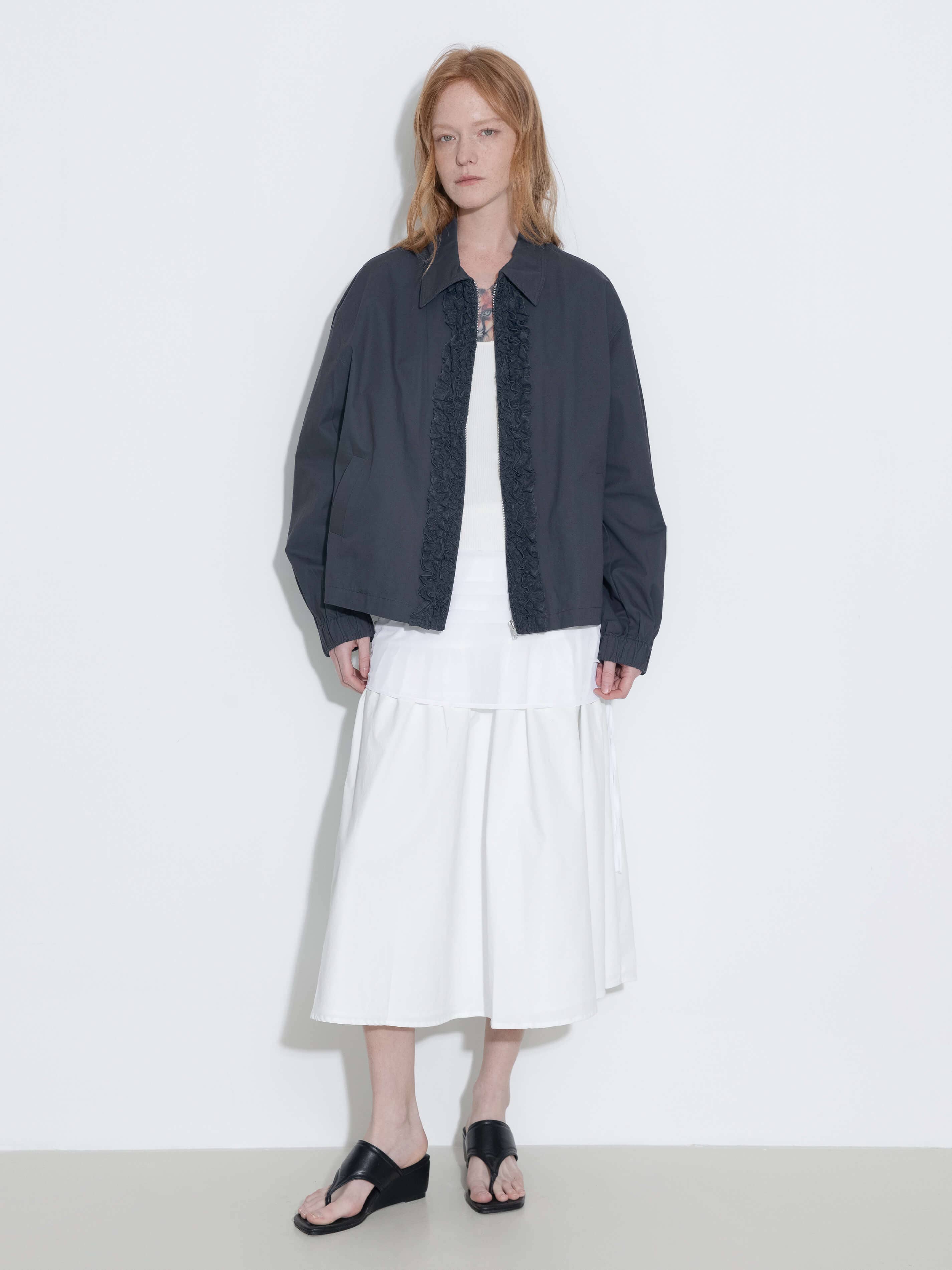 CUBIC – Engroshandel Jakke - Dame – Bomuldsjakke med flæser og lynlås samt elastiske ærmegab13