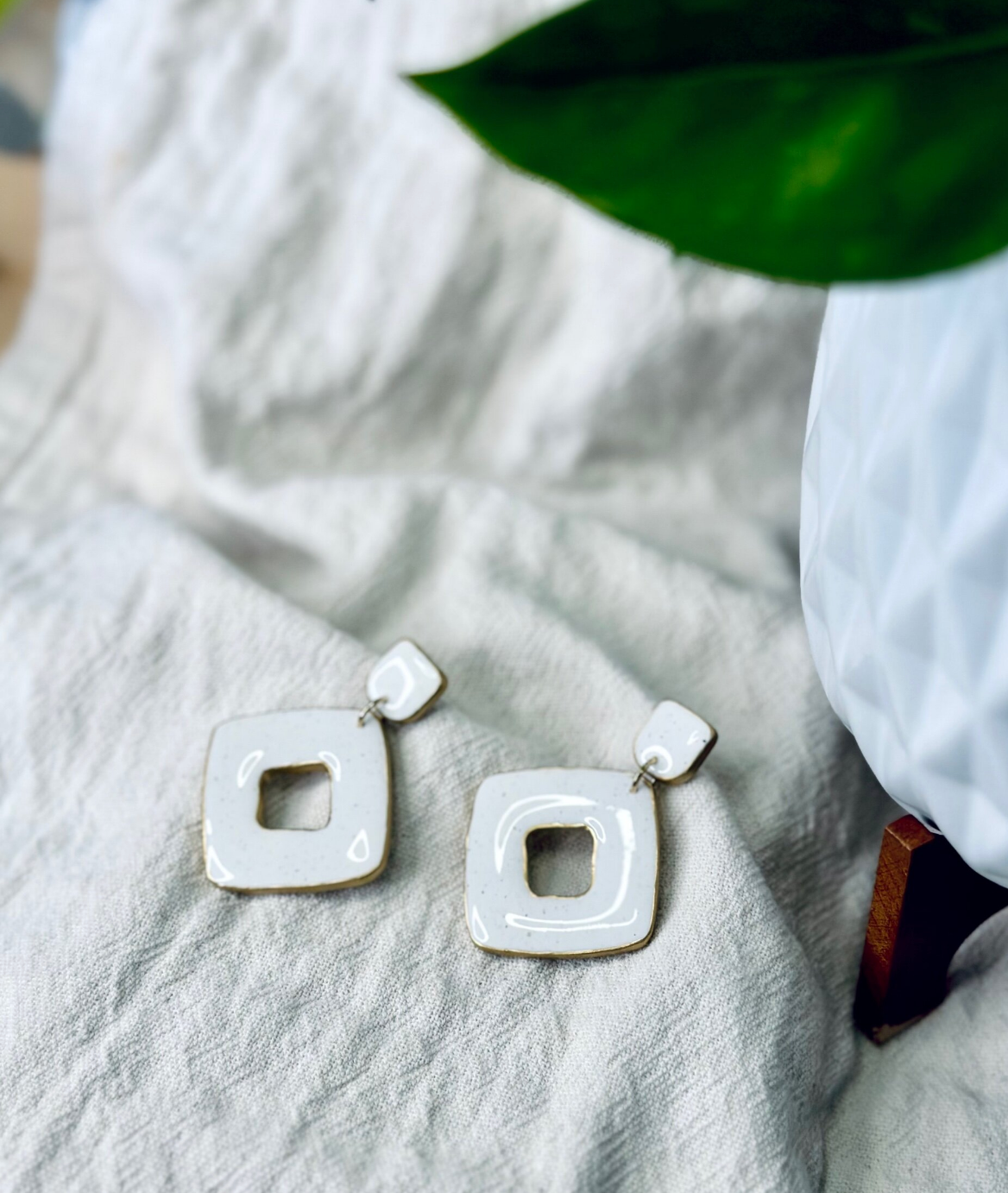 913onCanvas - Wholesale Dangle Earrings - Not Too Square: Dangling Earrings (Black or White)2