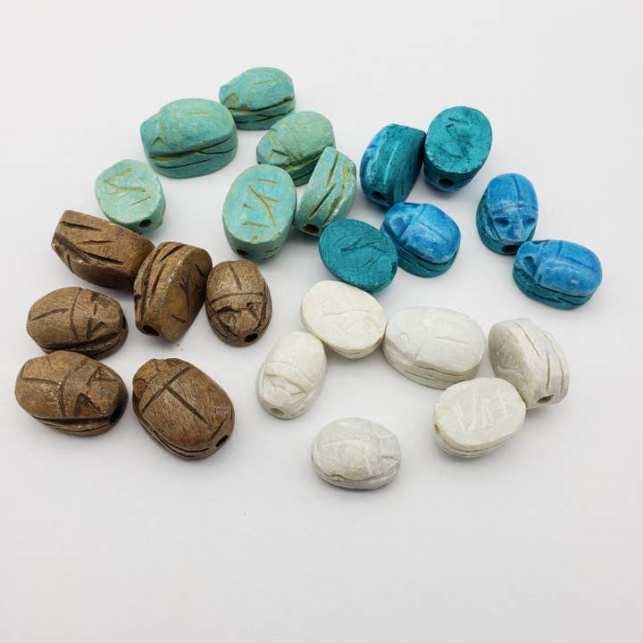 Discoveries, Inc. - Vente Perle - Lot de 100 scarabées en vrac - 4 couleurs - Perles égyptiennes1