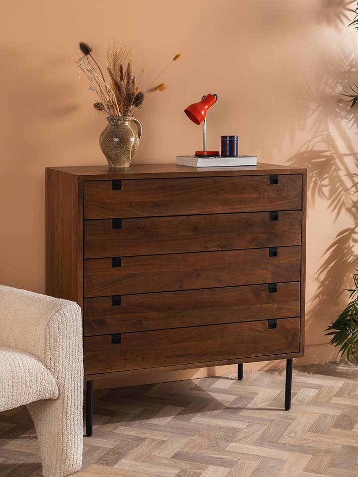 Cómoda Conrad de madera de acacia con acabado en color umbra para venta al por mayor de Ian Snow Ltd