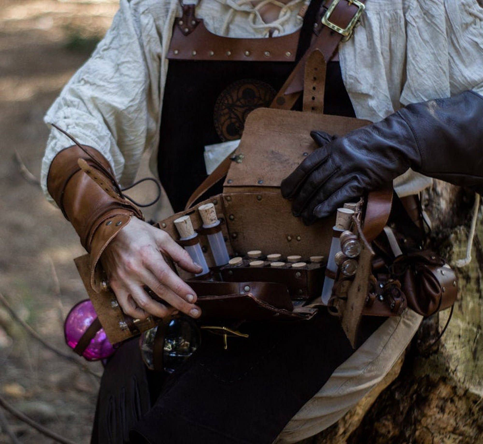 Outcast Props - Vente Décorations de table - Sac d'alchimiste en cuir avec set de potions10