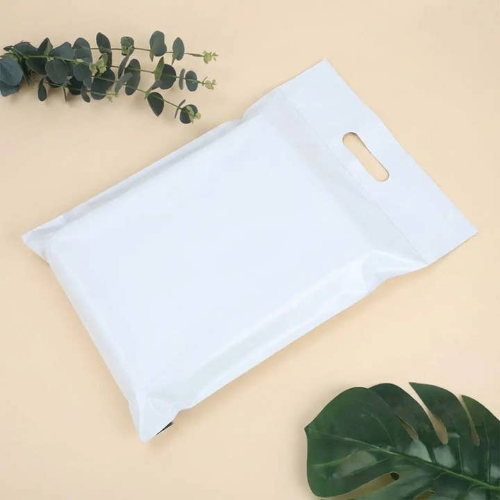 100 Stück, weiß-grauer selbstklebender Poly-Versandbeutel mit Griff für den Großhandel von ByHome