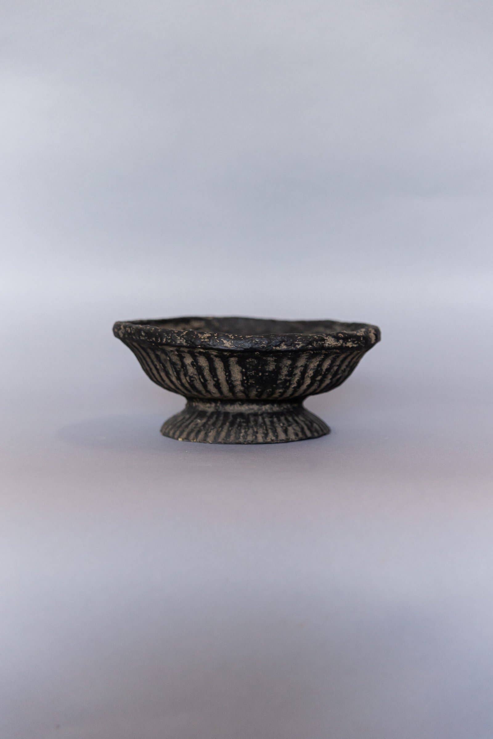 Curated Studio – Großhandel Dekorative Platte/Teller/Schüssel – Geriffelte Pappmaché-Schale1