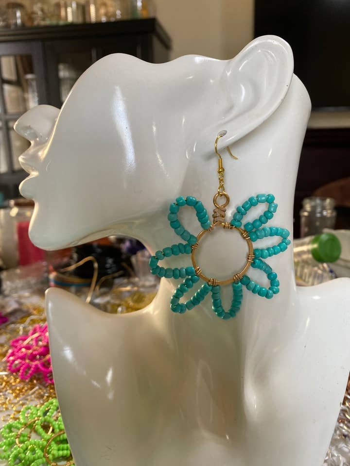 Boucles d'oreilles à fleurs perlées : turquoise/or pour la vente par Angela Catirina Jones