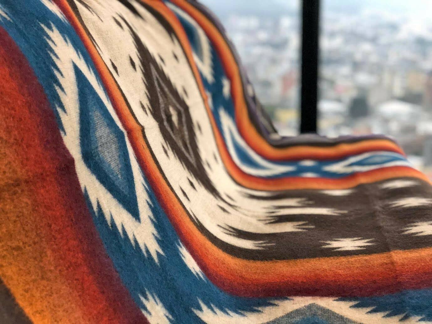 ECUALAMA - Vendita all'ingrosso Plaid - Qhusi - Coperta in lana di baby alpaca extra grande con motivo azteco sud-occidentale8