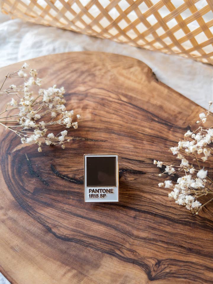 Pantone Pin for engroshandel hos Mosaic the Label