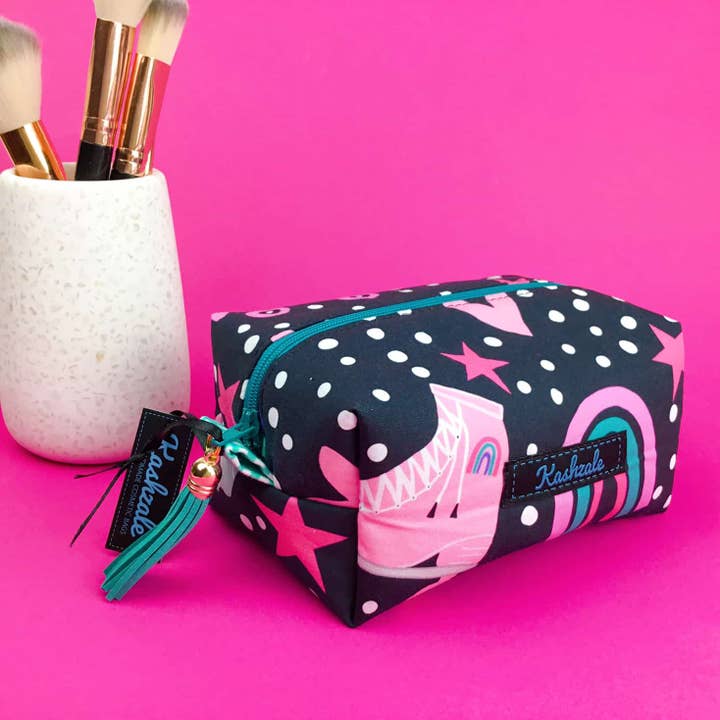 Trousse de maquillage Roller Skating Rainbow Medium Box. pour la vente par Kashzale Handmade Cosmetic Bags