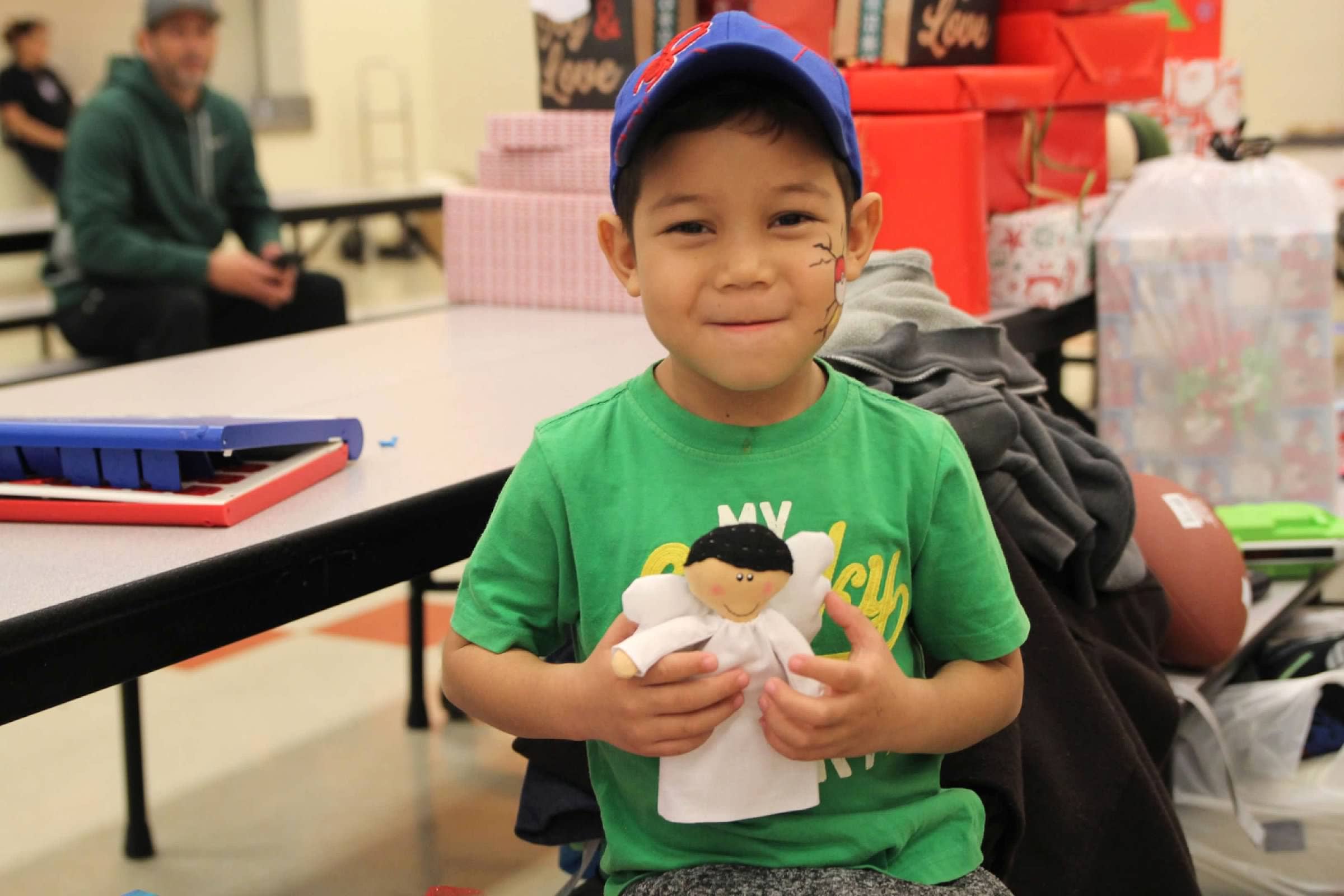 The Angel Gift Company – Großhandel Kuschel-/Plüschtier – Kind & Baby – Angel Plüschpuppe - Junge mit schwarzen Haaren5