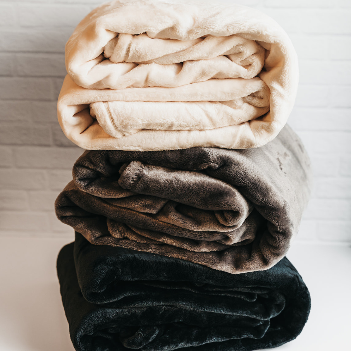 Giften Market - Wholesale Throw Blanket - Cozy Fleece Throw Blanket - Gifts for the Home - Host Gifts16