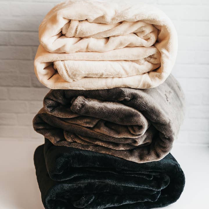 Giften Market - Wholesale Throw Blanket - Cozy Fleece Throw Blanket - Gifts for the Home - Host Gifts16