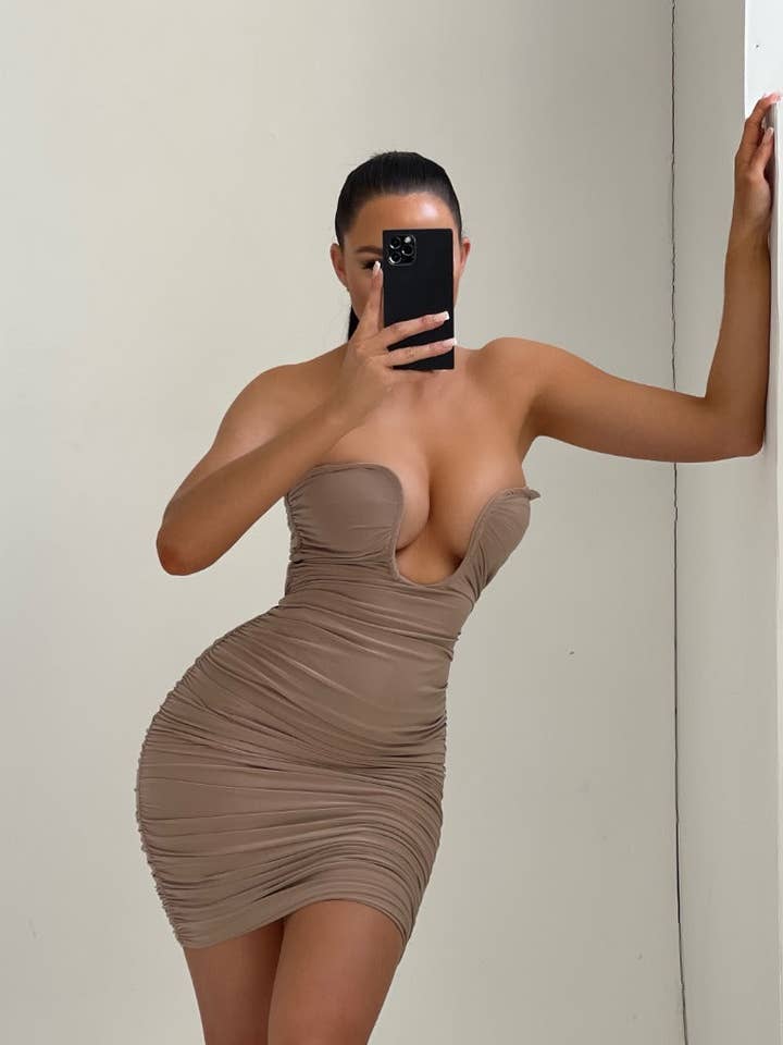 Stone Bodycon-minijurk met strapless en ruches - Ampika voor wholesale door Femme Luxe