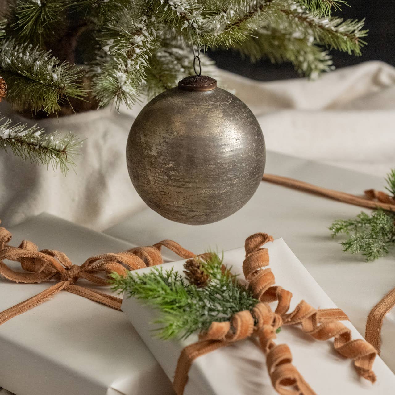 Ragon House - Venta al por mayor Adornos - Adorno de kugel plateado de 5" con efecto craquelado0