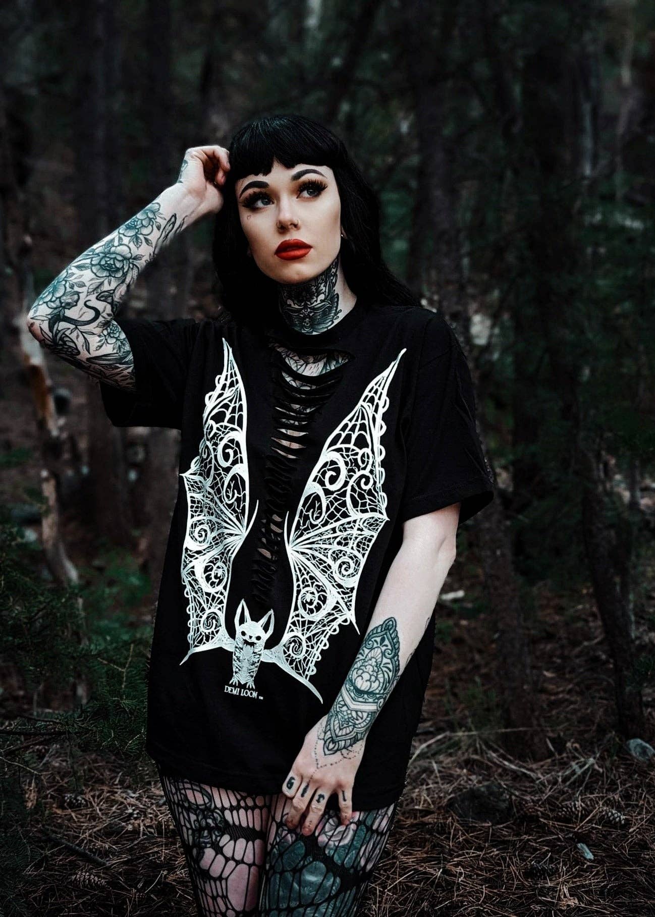 Demi Loon – Großhandel T-Shirt mit Siebdruck – Damen – Vampir-Spitzenflügel Herren-T-Shirt im Boyfriend-Schnitt – mit oder ohne Einschnitte4