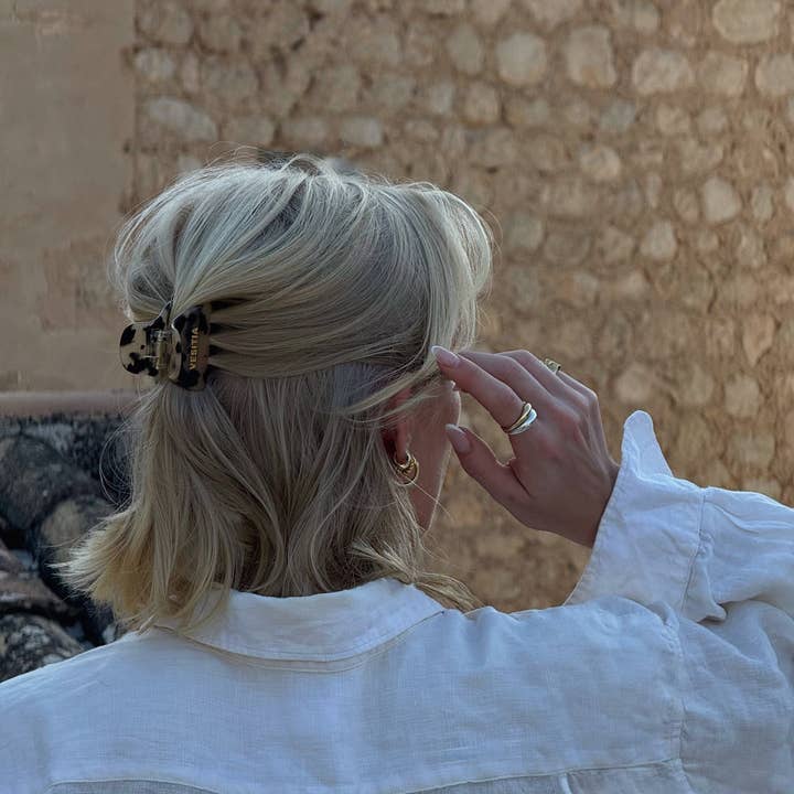 VESITIA - Wholesale Hair clip – Women’s - Midi Claw Clip - Blond Tortoise2