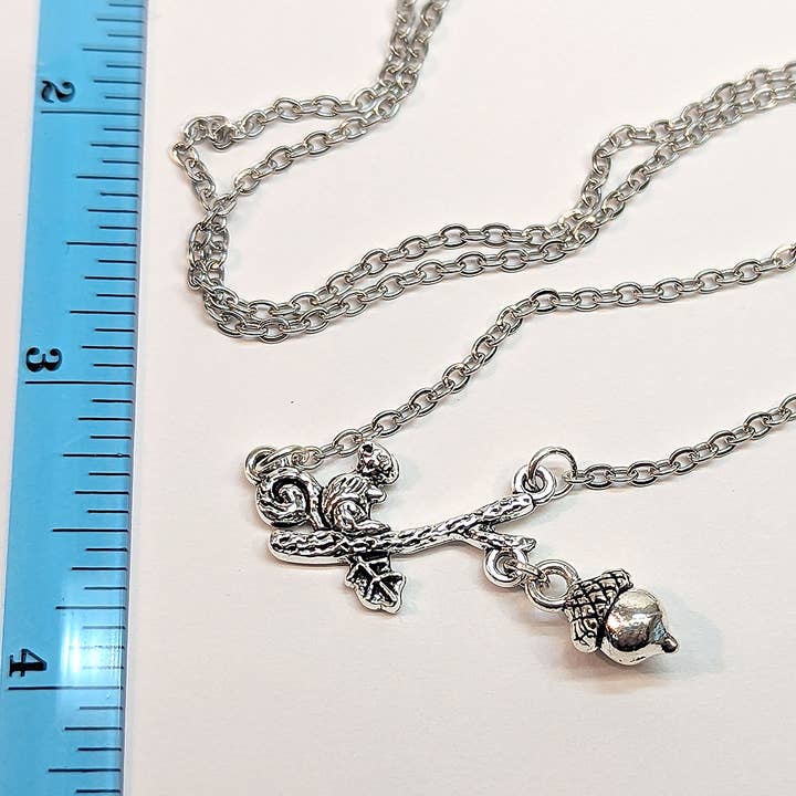Stylish Jewelry Supply - Venta al por mayor Collares con colgantes/abalorios - Collar de plata antigua con ardilla en rama con bellota