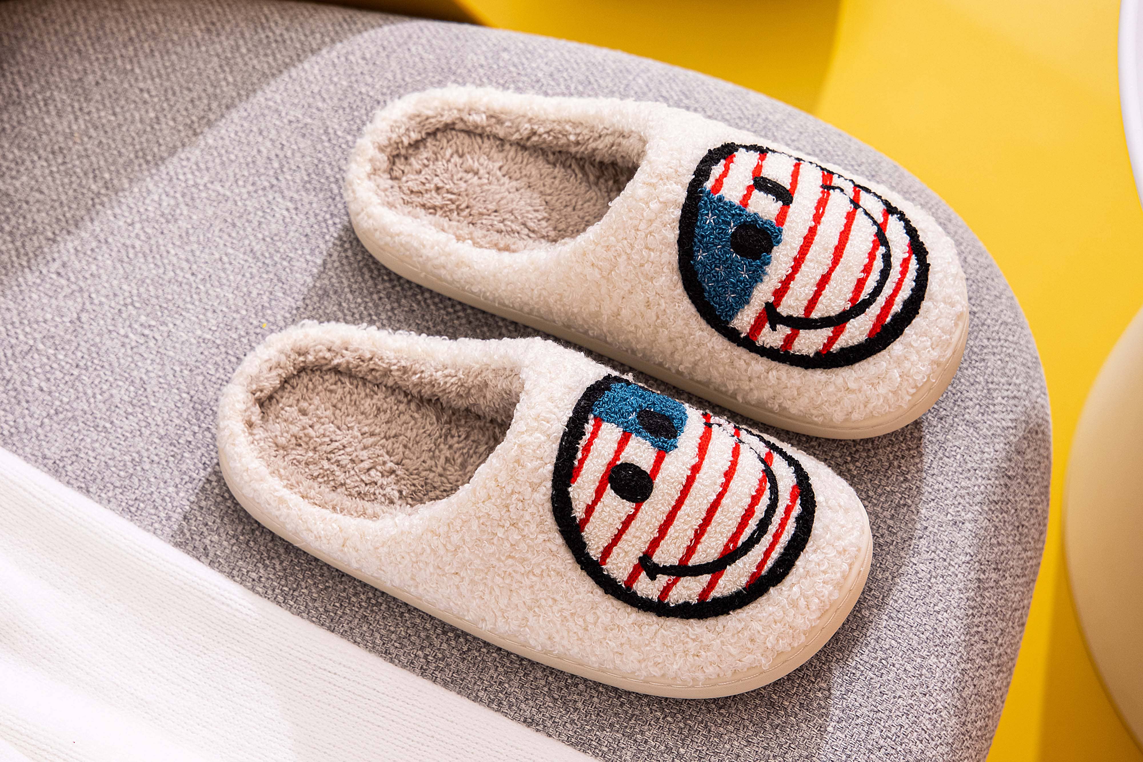 Shop Lev - Vente Chaussons – femme - Chaussons confort à semelle légère en fausse fourrure douce avec visage souriant pour adulte27