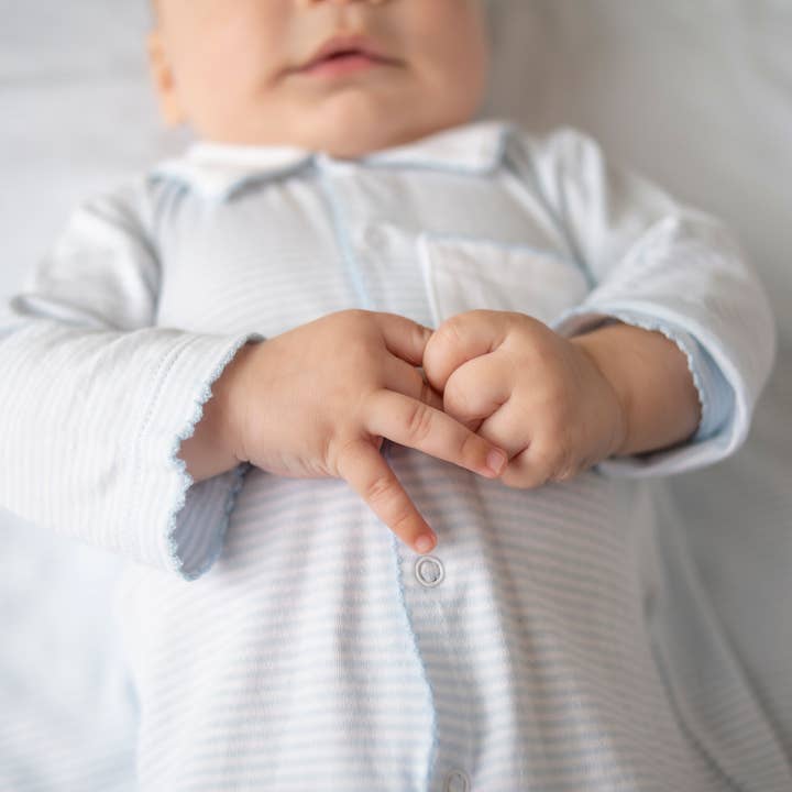 Coffret cadeau Sleep Time en coton Pima à rayures bleues claires pour la vente par Pim Baby