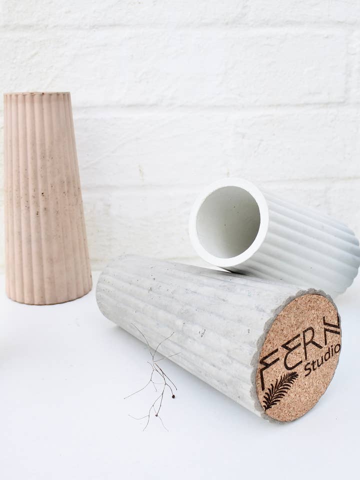 Ripple vase i beton med bølget design for engroshandel hos FERN Studio