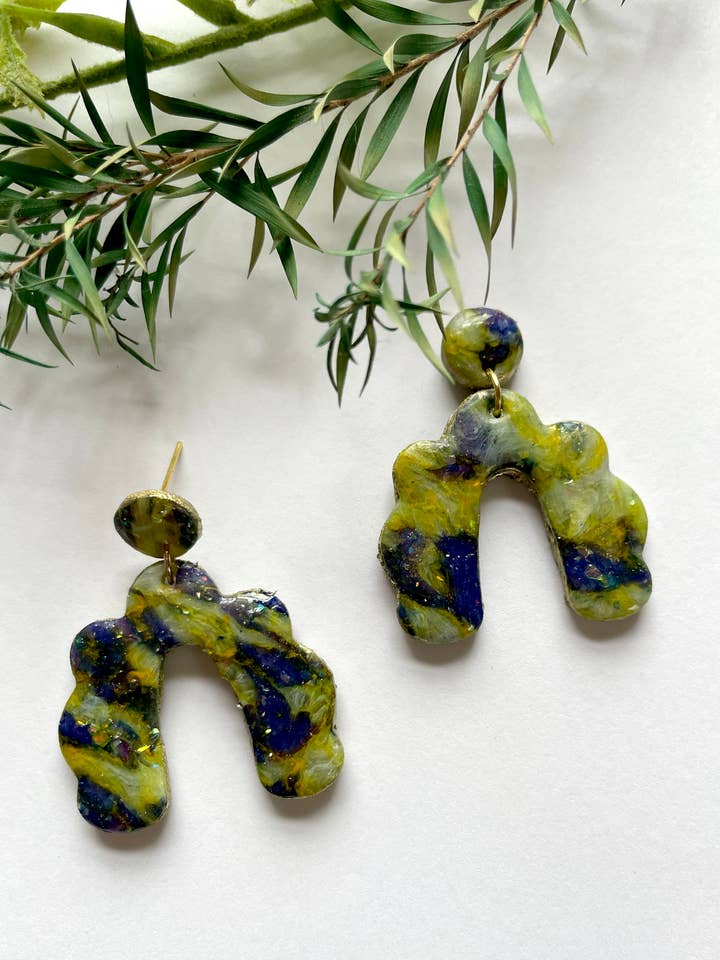 Boucles d'oreilles Arch en pâte polymère en fausse labradorite pour la vente par the Pale Porchlight