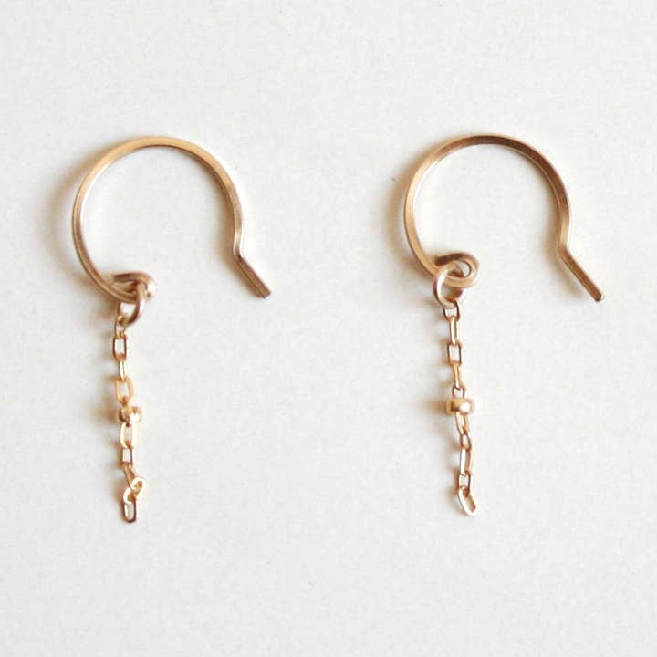 Boucles d'oreilles pendantes courtes Saturne pour la vente par Hooks and Luxe