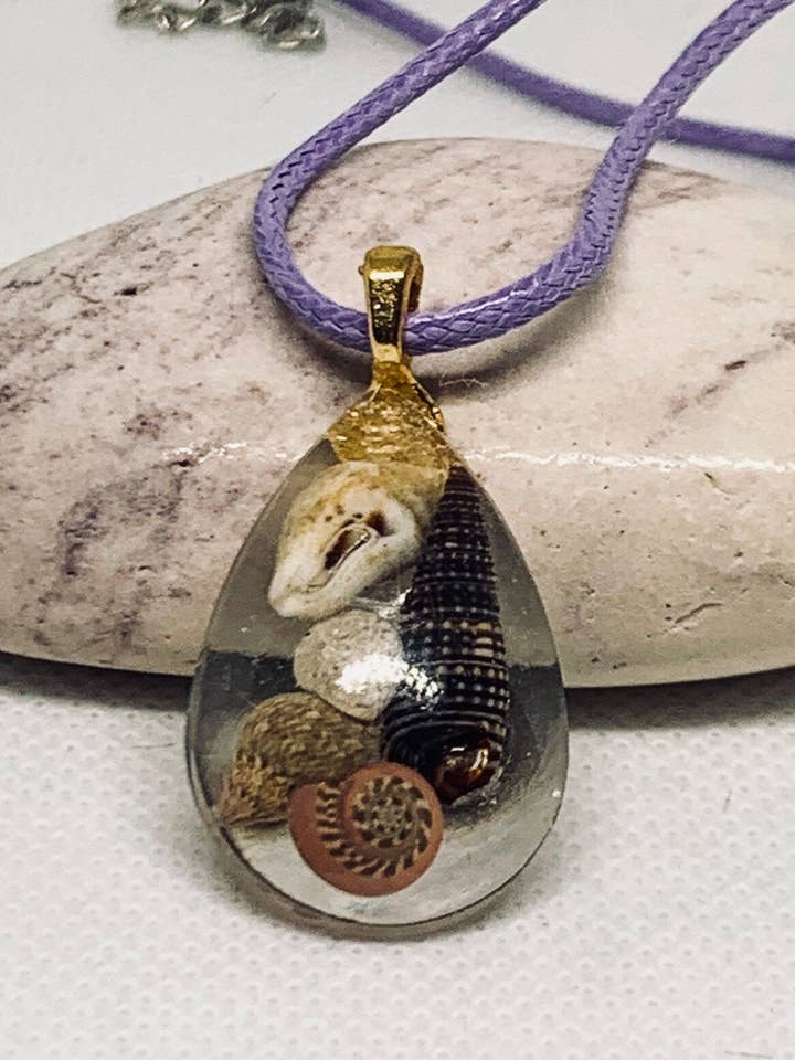 Collier coeur ou larme coquillage pour la vente par Vivian Treasury