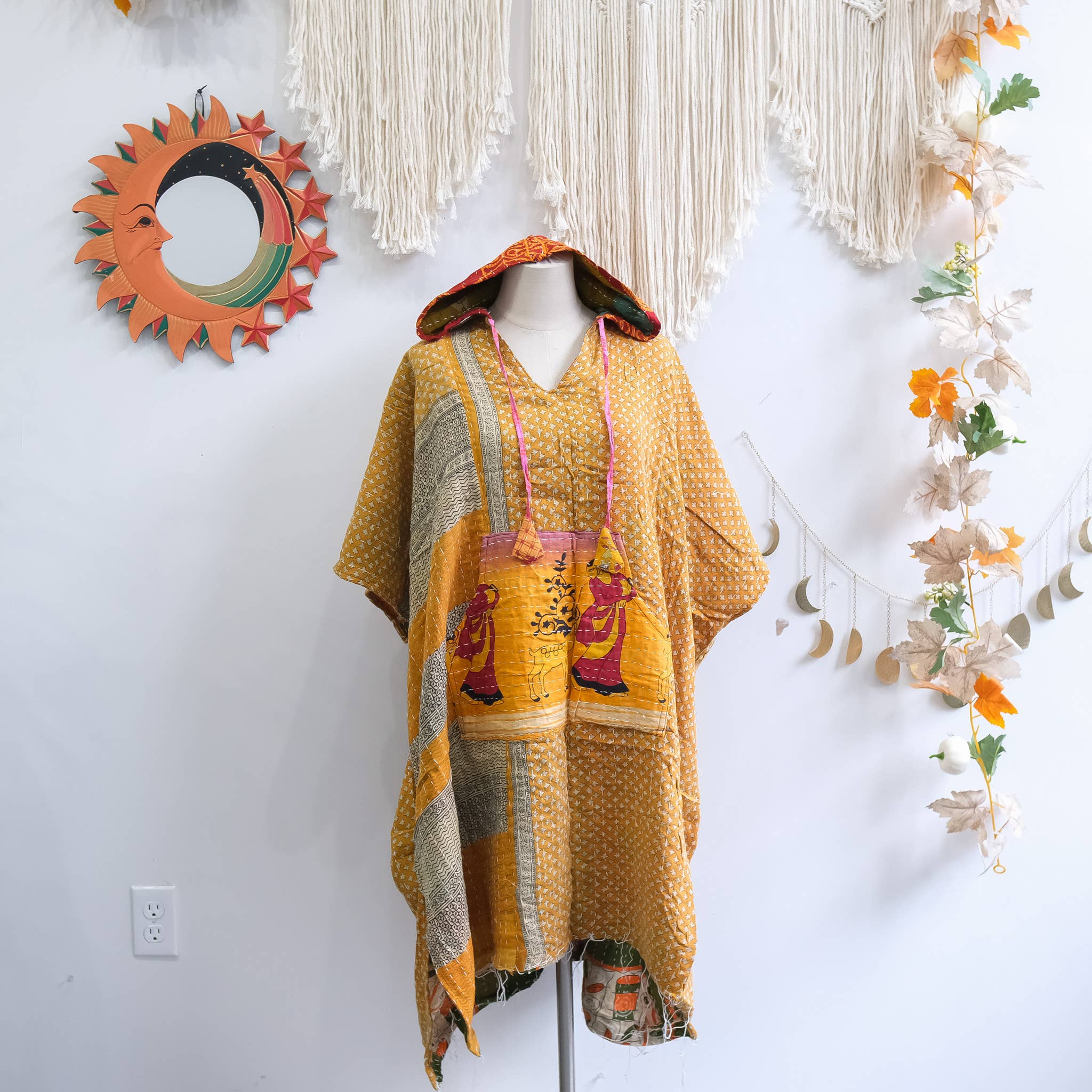 Karma Nepal Crafts – Engroshandel Poncho - Dame – Håndlavet Kantha Vendbar Poncho med Hætte6